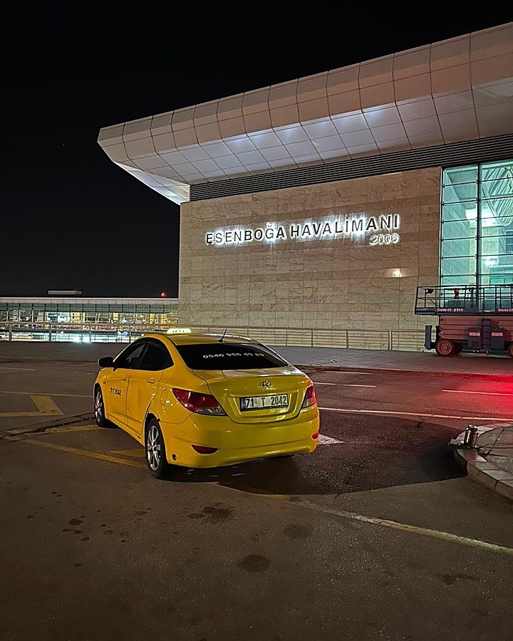 71 T 2042 taksi, Ankara Esenboğa Havalimanı önünde gece transferinde